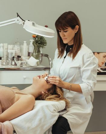 Dermatologist using cryotherapy probe on patient’s skin lesion during a skin cancer screening in a Medellín private medical office