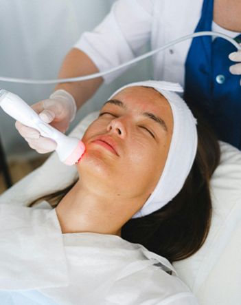 Dermatologist treating a MedValet patient’s facial skin in a Medellín clinic
