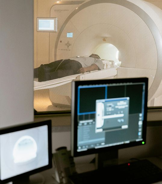 Neurologist conducting cognitive test with Alzheimer’s patient in Medellín.