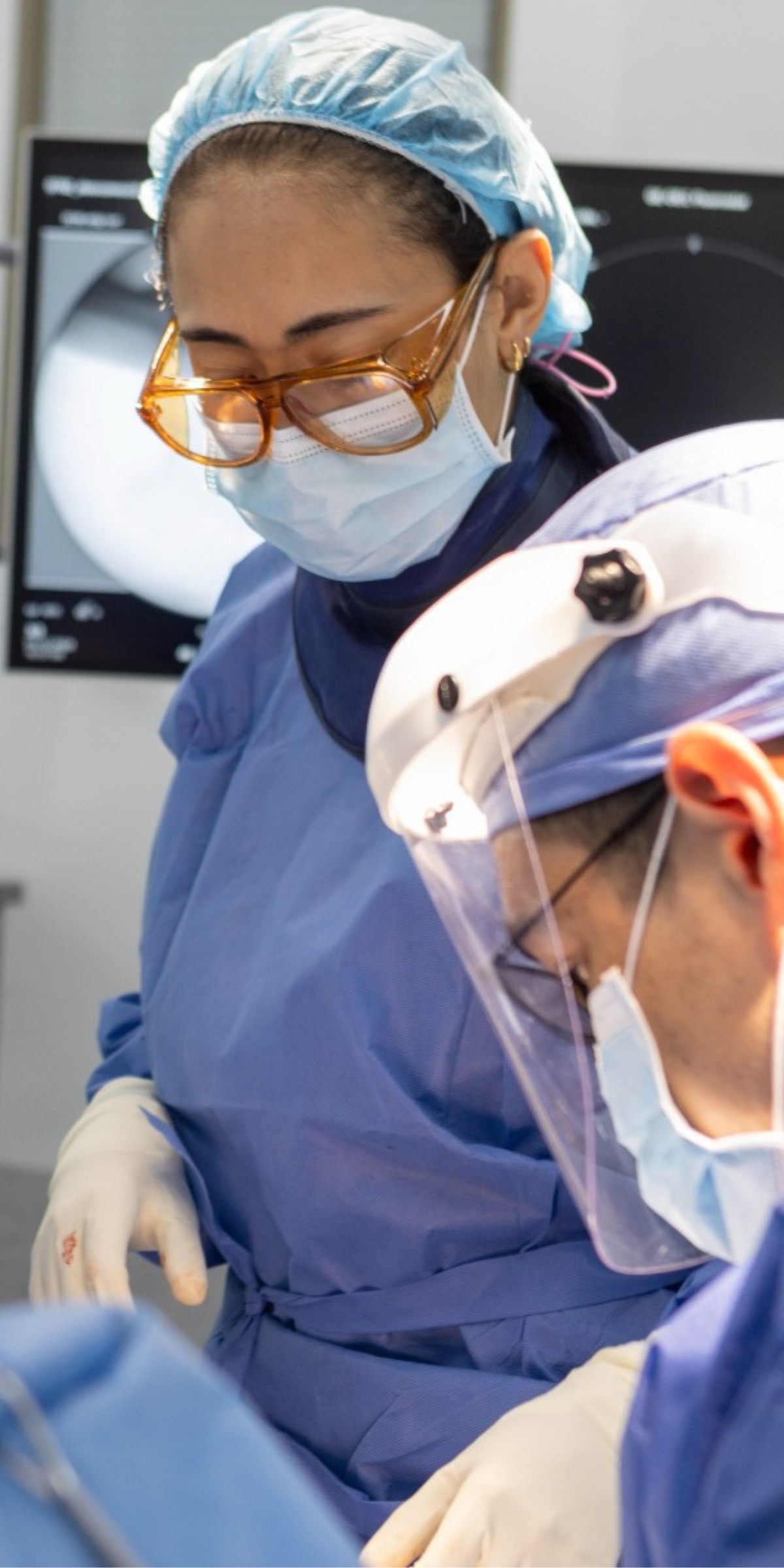 Knee replacement surgical team in scrubs at Clínica del Campestre in Medellín.
